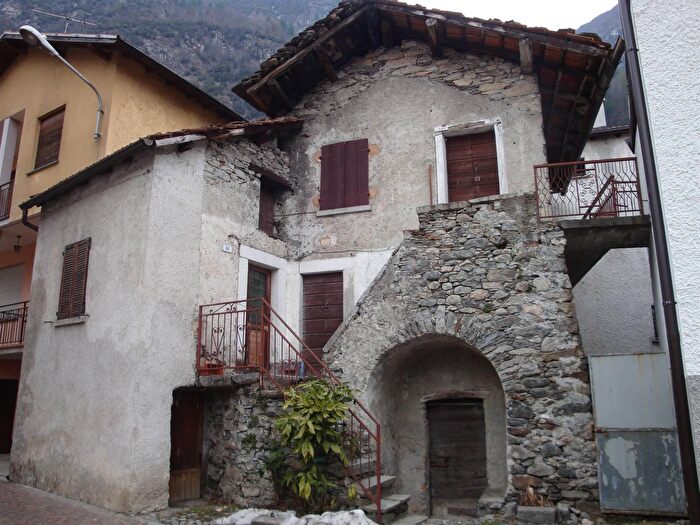 Casa quadrilocale in vendita in Via San Colombano, Novate Mezzola