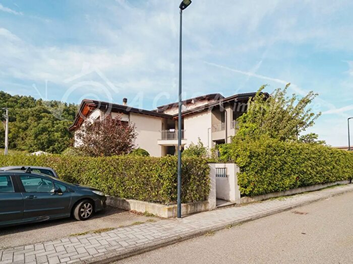 Appartamento trilocale in vendita in Via Adelchi Venturini, Varano De' Melegari