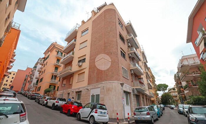 Appartamento trilocale in vendita in Via Biagio Pallai, Roma