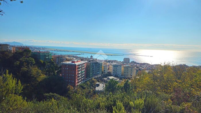 Appartamento trilocale in vendita in Viale alla Pineta, Genova