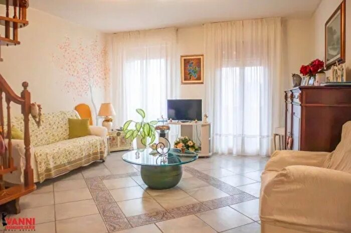 Appartamento con 6 locali in vendita in Piazza Emilio Alessandrini, Cecina