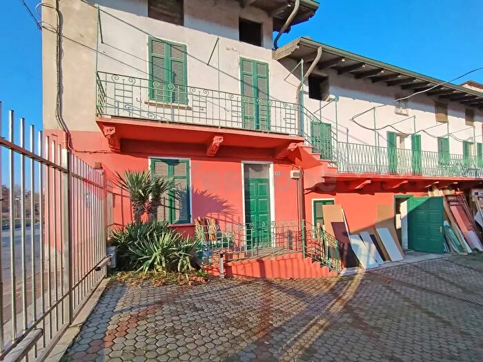 Casa con 6 locali in vendita in Via Crosa, Arona