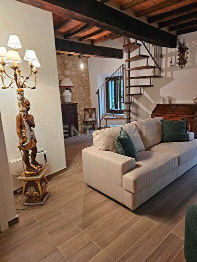 Casa con 6 locali in vendita in Via della Cisterna Snc, Semproniano