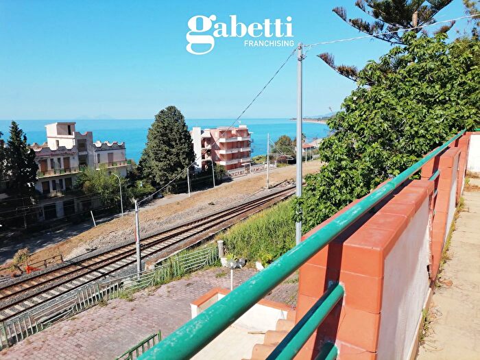 Appartamento quadrilocale in vendita in Contrada Torre del Lauro, Caronia