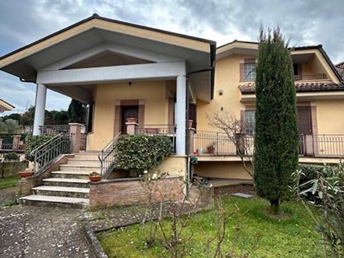 Casa con 6 locali in affitto in Via dei Fiori, Centro, Alatri