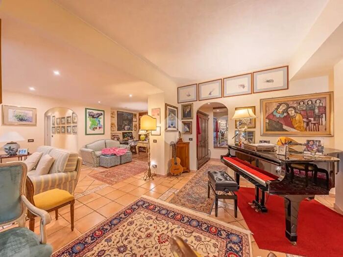 Appartamento con 6 locali in vendita in Piazza Palmiro Togliatti, Marino