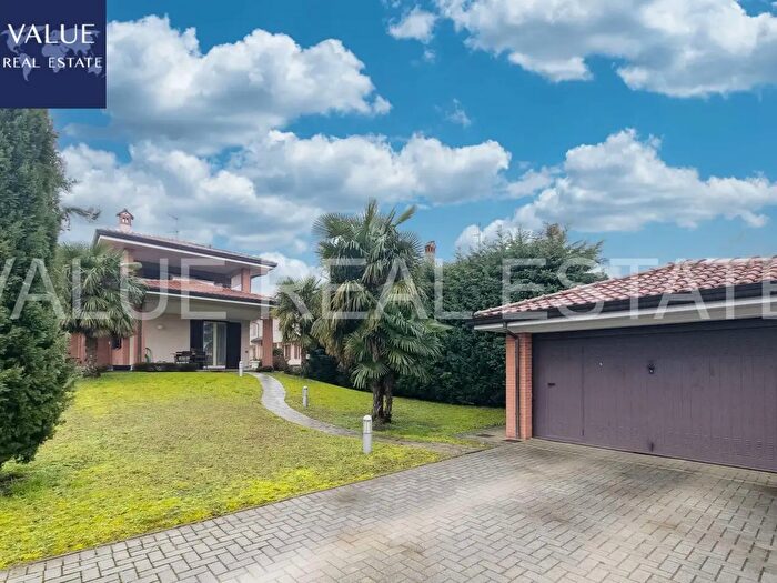 Casa con 10 locali in vendita in Via Tolstoy, Corbetta