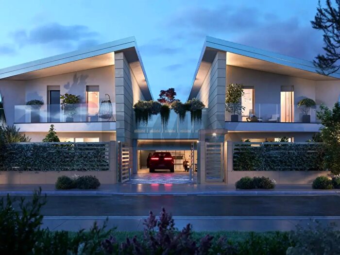 Casa con 5 locali in vendita in Via Trieste Angolo Via dello Statuto, Magnago