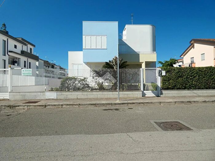 Casa con 10 locali in vendita in Via Sempione, Policoro