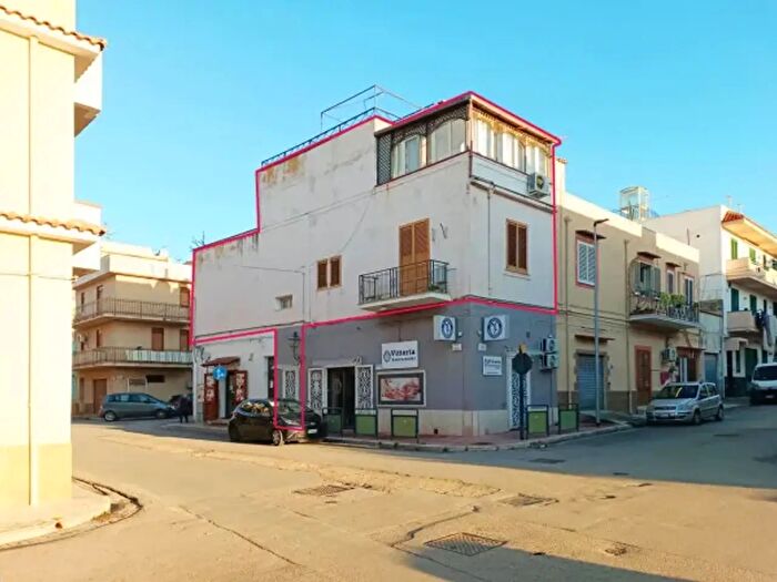 Appartamento trilocale in vendita in Via Roma, Terrasini