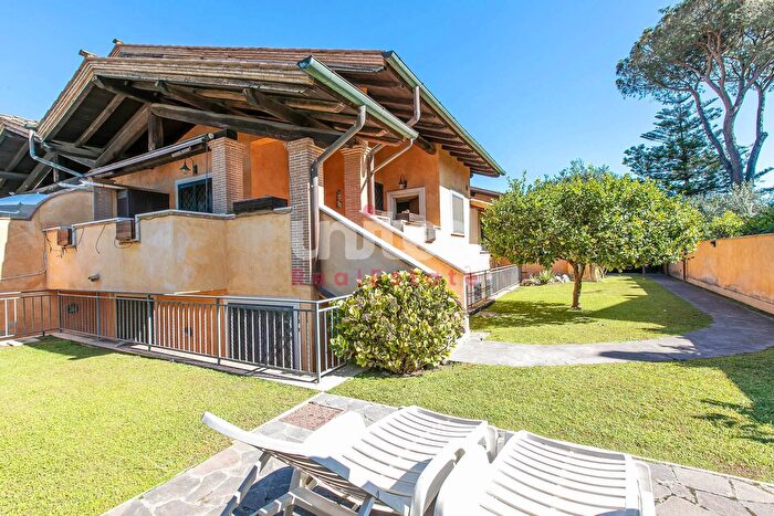 Casa con 6 locali in vendita in Via Antonio Cifra, Roma