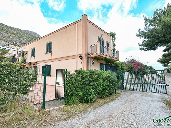 Appartamento trilocale in affitto in Via Tibullo, Sferracavallo Barcarello, Palermo