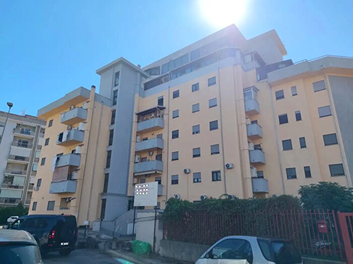 Appartamento con 8 locali in vendita in Via Fortunato La Camera Snc, Cosenza