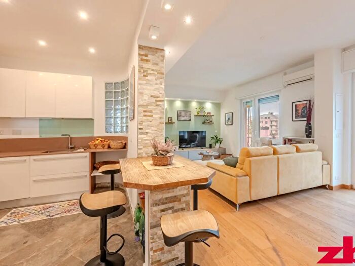 Appartamento con 5 locali in vendita in Via Quinto, Genova