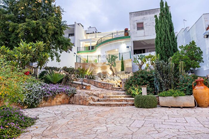 Casa con 9 locali in vendita in Via Collina, Sannicola