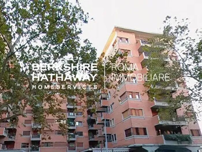 Appartamento trilocale in vendita in Via Nocera Umbra, Roma