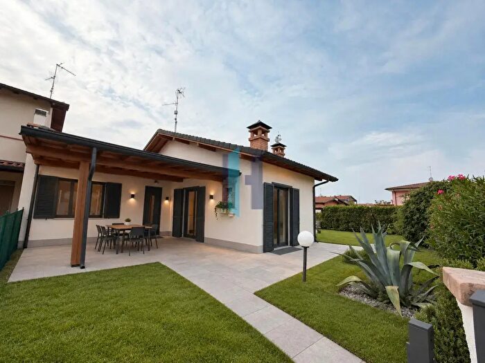 Casa quadrilocale in vendita in Via N Barbisoni, Offlaga