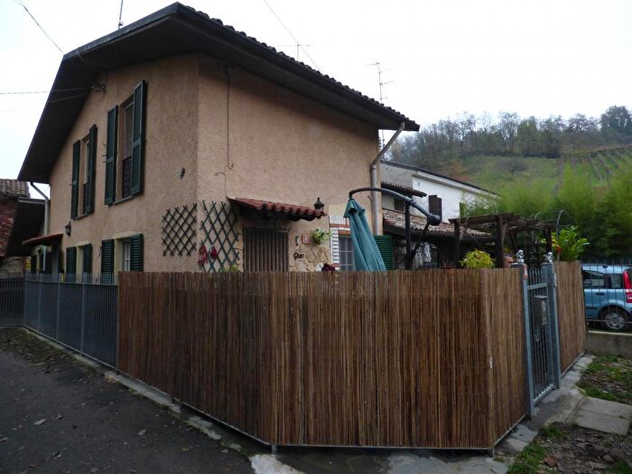 Casa quadrilocale in vendita in Frazione Boccazza, Zenevredo