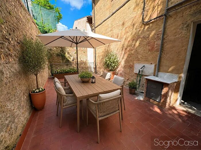 Appartamento con 5 locali in vendita in Via di Fontebenedetta, Siena