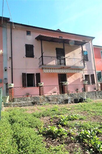 Casa con 7 locali in vendita in Fivizzano