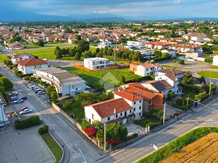 Casa con 11 locali in vendita in Tombolo