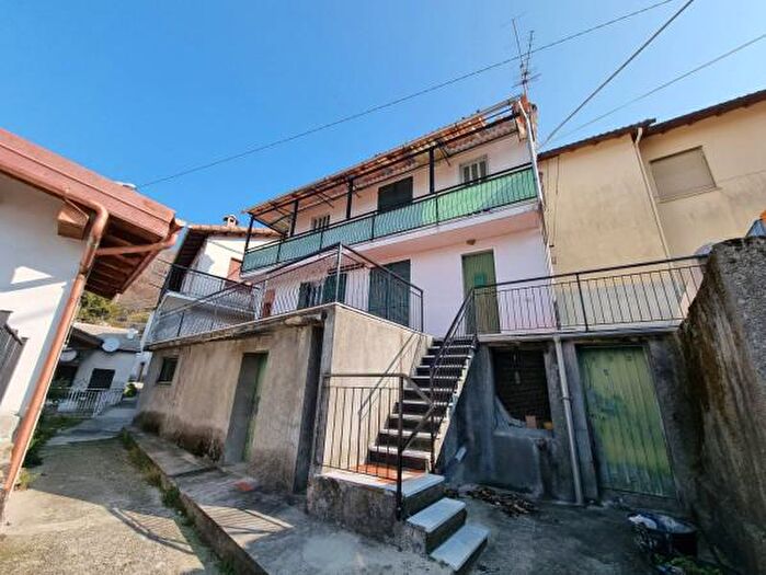 Casa con 6 locali in vendita in Neirone