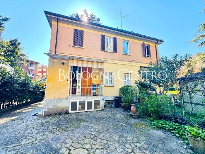 Casa con 6 locali in vendita in Via Mezzacosta, Bologna