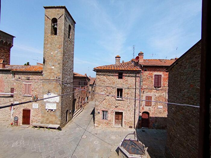 Casa con 8 locali in vendita in Sinalunga