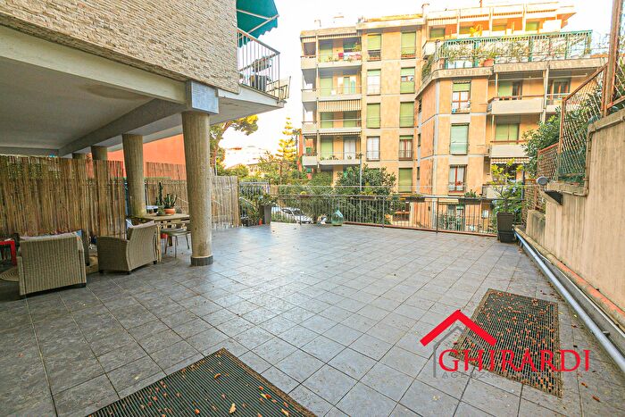 Appartamento trilocale in vendita in Viale Modugno, Genova