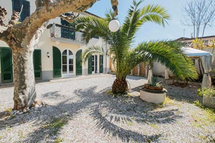 Casa con 6 locali in affitto in Forte Dei Marmi