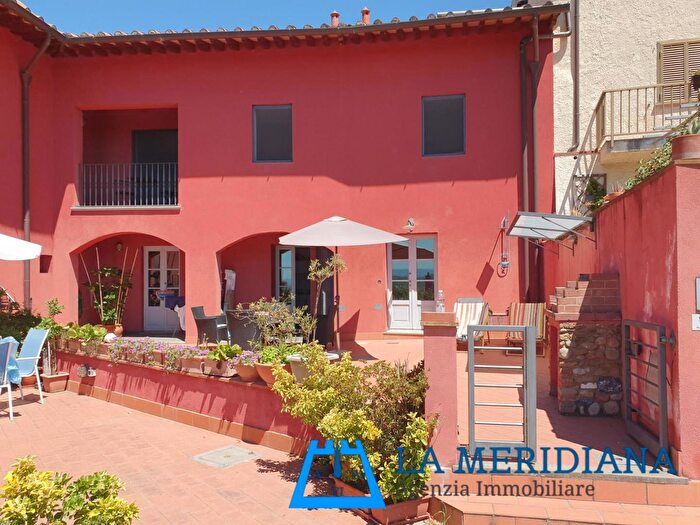 Casa con 7 locali in vendita in Lamporecchio