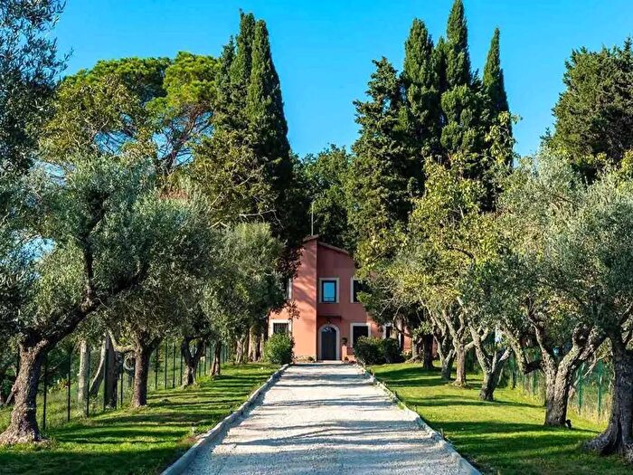 Casa con 9 locali in vendita in Via Cassia Km, Formello