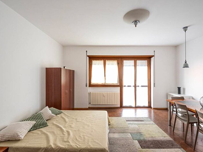 Appartamento quadrilocale in affitto in via Broni, Vigentino Fatima, Milano