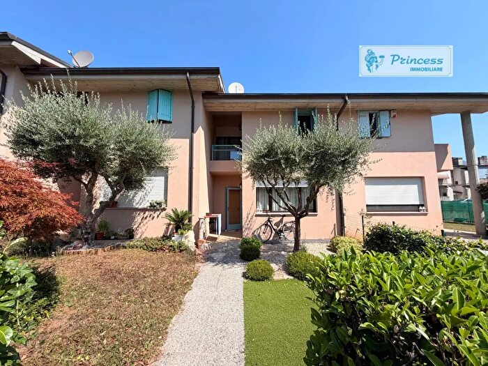 Casa con 8 locali in vendita in Via della Potara, Schio