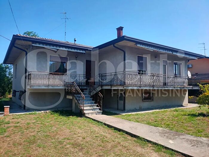 Casa con 6 locali in vendita in Porto Viro