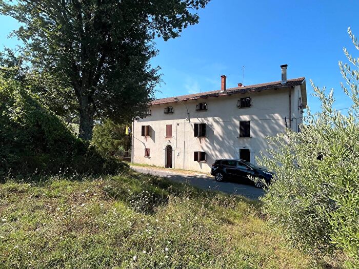 Casa con 8 locali in vendita in Gualdo Tadino