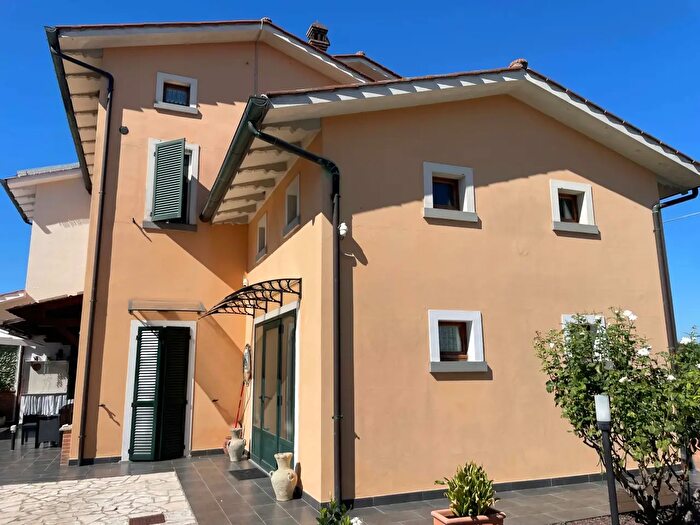 Casa con 8 locali in vendita in Montecchio, Cortona