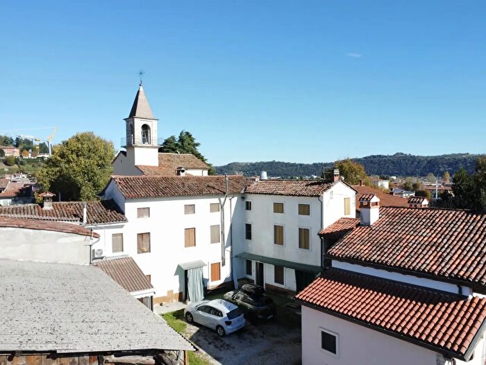 Casa con 8 locali in vendita in Trissino