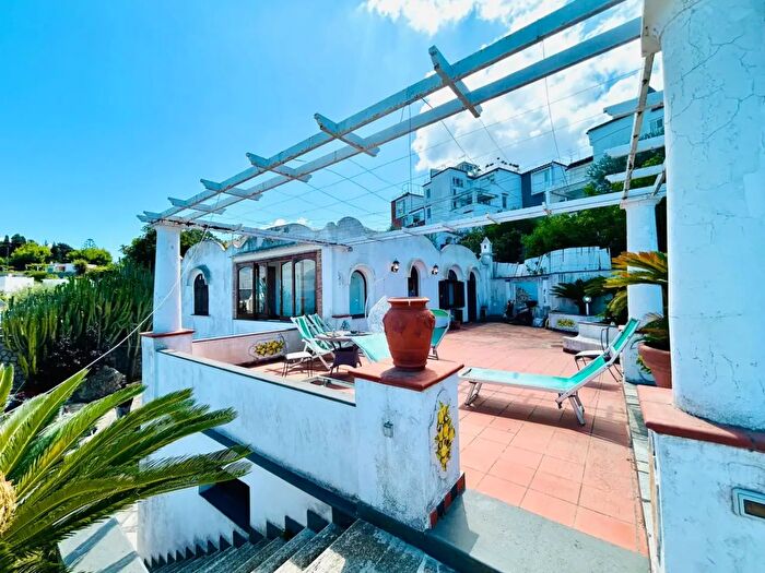 Casa con 10 locali in vendita in Via Linaro, Anacapri