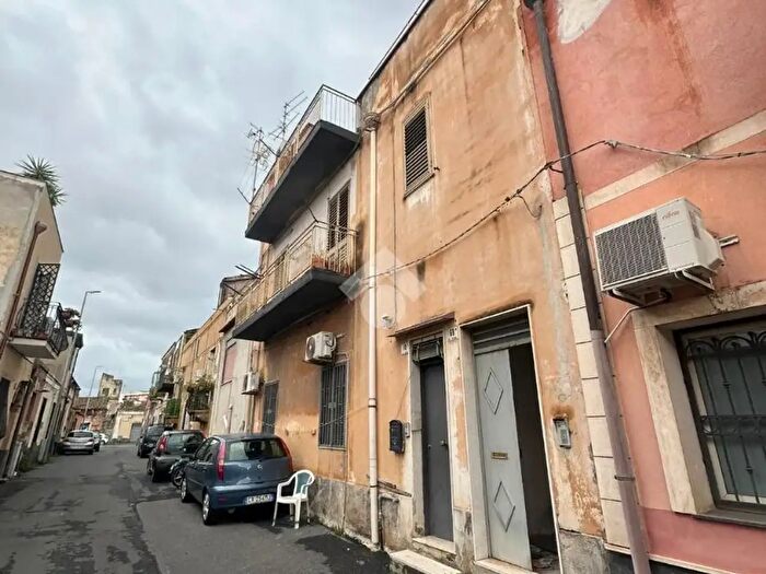 Appartamento trilocale in vendita in Via Filistione, Catania