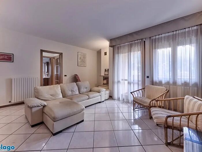 Appartamento quadrilocale in vendita in Via Manzoni, Mandello Del Lario