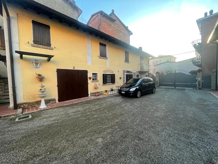 Casa quadrilocale in vendita in Via Maestà Nera Roteglia, Castellarano