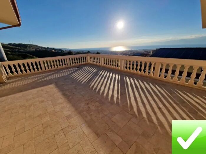 Casa con 8 locali in vendita in Reggio Calabria