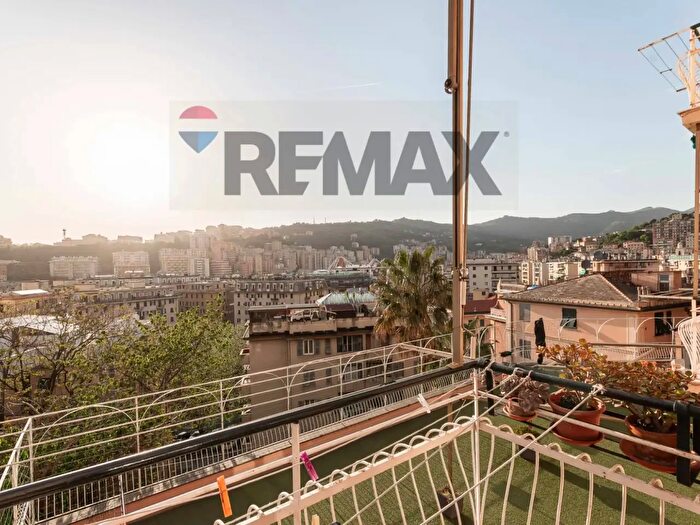 Appartamento con 6 locali in vendita in Via Giovanni Amarena, Genova