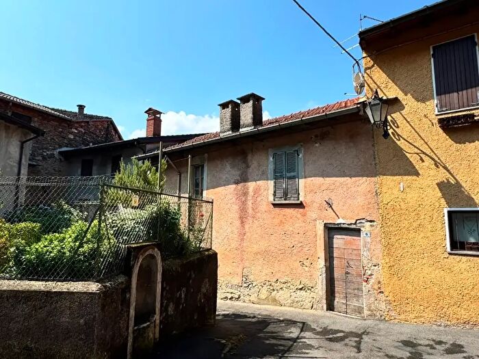 Casa con 6 locali in vendita in Montegrino Valtravaglia