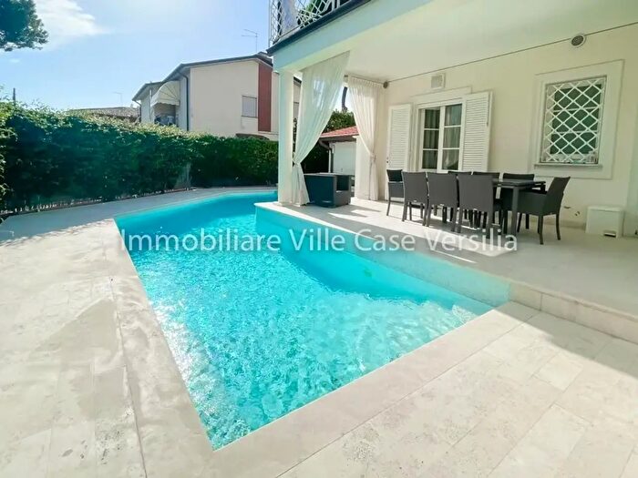 Casa con 12 locali in vendita in Pietrasanta