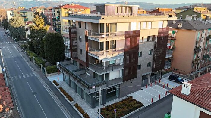 Appartamento quadrilocale in vendita in Via Adriano Valerini, Verona