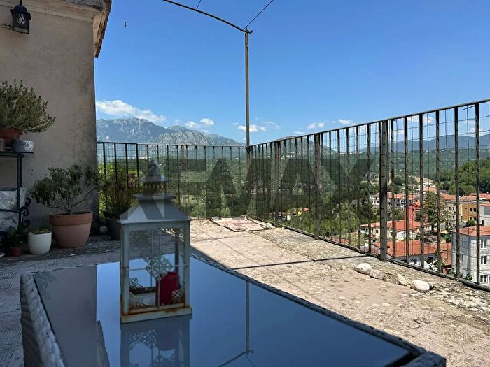 Casa con 11 locali in vendita in Via Andreucci, Colli A Volturno