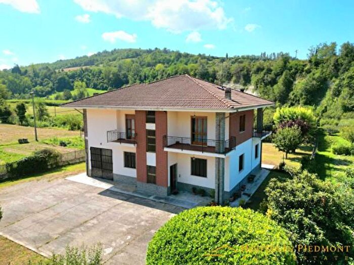 Casa con 6 locali in vendita in Dogliani