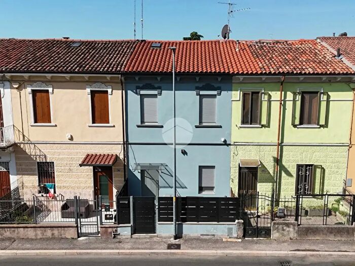 Casa quadrilocale in vendita in Via Antonio Salieri, Verona